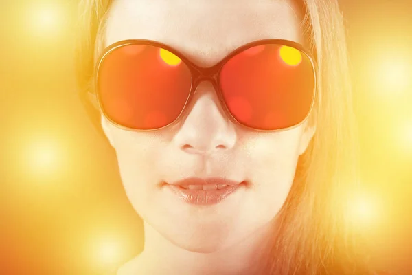 Menina espantada em óculos de sol com reflexão — Fotografia de Stock