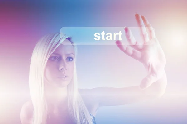 Podnikatelský koncept - dívka s obrazovkou a tlačítko start — Stock fotografie
