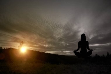 Yoga practicioner gün batımı sırasında