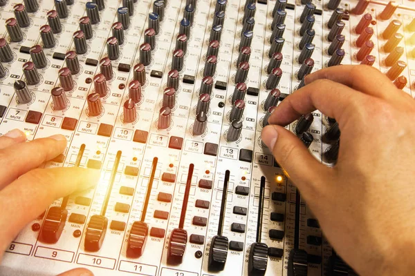 Console de mistura de áudio profissional com faders e botões de ajuste — Fotografia de Stock