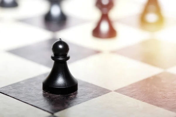 Шахматные фигуры - стратегия и концепция лидерства — стоковое фото