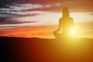 Yoga practicioner sunse sırasında