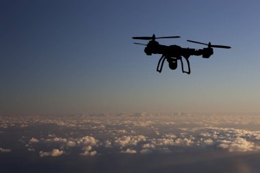 Yenilik kavramı. Günbatımı üzerinde uçan uçak silueti. Ağır dron fotoğraf çekme Kaldır