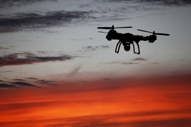 Yenilik kavramı. Günbatımı üzerinde uçan uçak silueti. Ağır dron fotoğraf çekme Kaldır