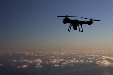 Yenilik kavramı. Günbatımı üzerinde uçan uçak silueti. Ağır dron fotoğraf çekme Kaldır