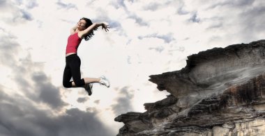 Kız uçurumdan atlama