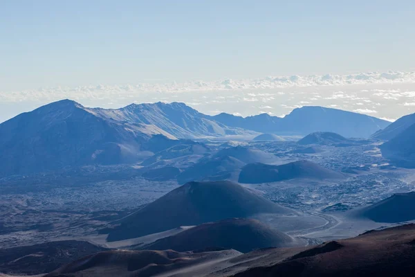 火山の噴火口、ハワイのマウイ島のハレアカラ国立公園で. — ストック写真