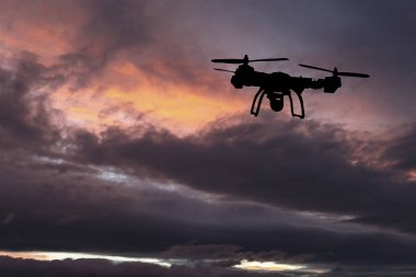 Yenilik kavramı. Günbatımı üzerinde uçan uçak silueti. Ağır dron fotoğraf çekme Kaldır