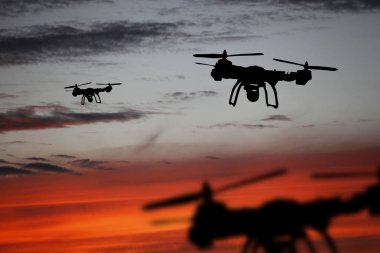 Yenilik kavramı. Günbatımı üzerinde uçan uçak silueti. Ağır dron fotoğraf çekme Kaldır