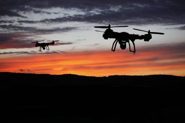 Yenilik kavramı. Günbatımı üzerinde uçan uçak silueti. Ağır dron fotoğraf çekme Kaldır