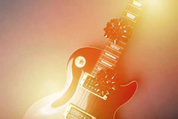 Guitarra elétrica como presente — Fotografia de Stock