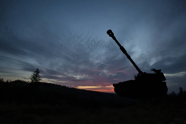 戦争の概念。空を背景に軍事タンク シルエット シーン — ストック写真