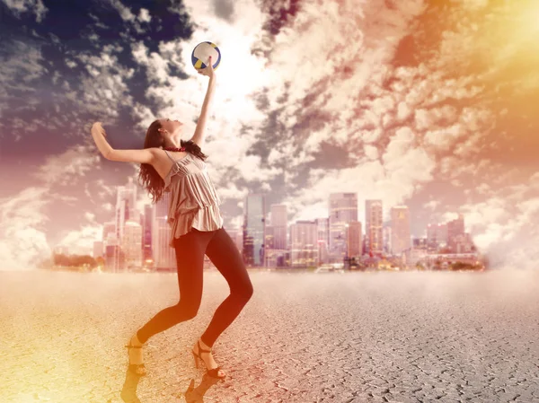 Ragazza che gioca a pallavolo — Foto Stock