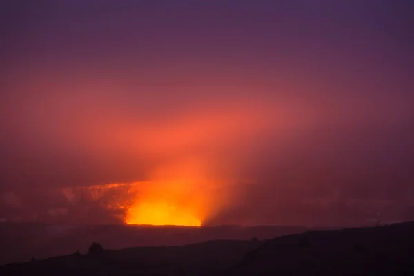 Feu et vapeur en éruption du cratère Kilauea, Grande île d'Hawaï — Photo
