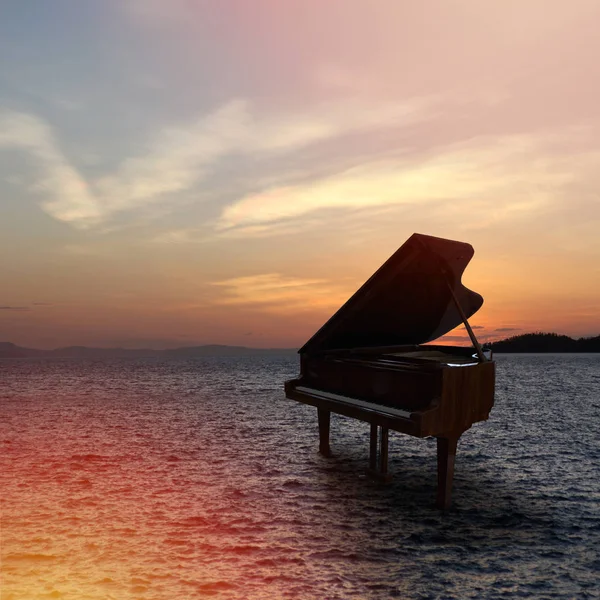 Piano draußen am Strand erschossen — Stockfoto