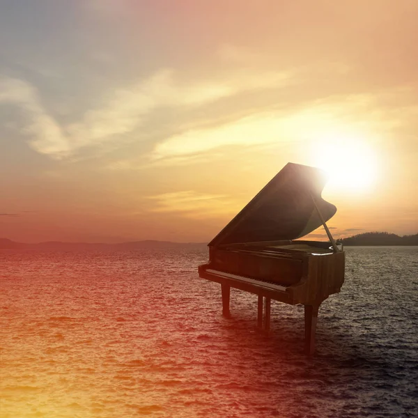 Piano buiten schot op het strand — Stockfoto