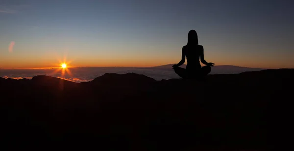Yoga-Praktizierende während der Meditation bei Sonnenuntergang — Stockfoto
