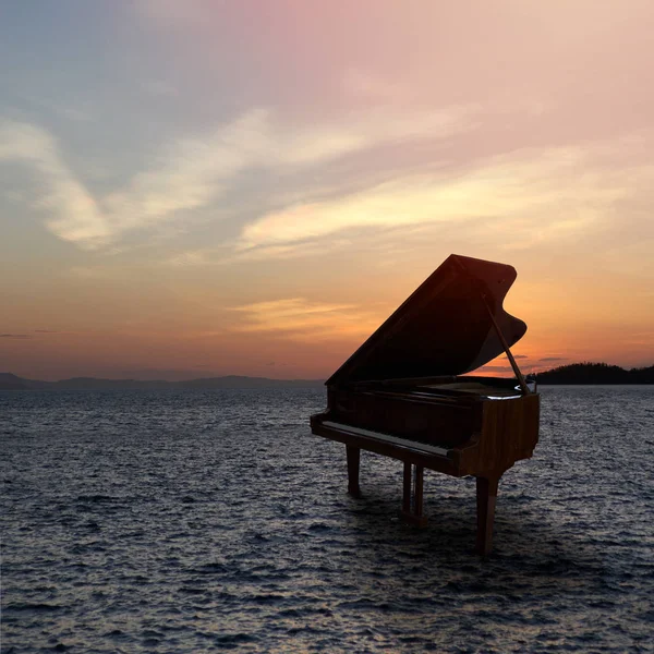 Piano fuera de tiro en la playa — Foto de Stock