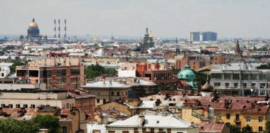 Panoramik şehir merkezine, bir şehir apartmanın çatısına bir bulutlu yaz gününde. St Petersburg, Rusya, Temmuz 19, 2008