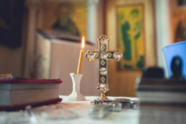 Çapraz ve Ortodoks Kilisesi simgeleri arka plan üzerinde bir mum