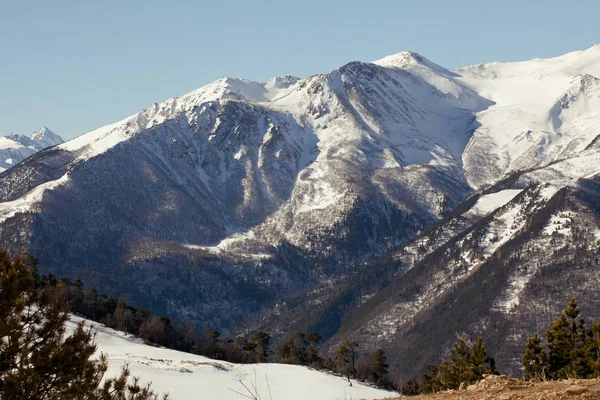 Piękny panoramiczny widok na pasmo górskie z ośnieżone szczyty, na dzień jasne zimowe. Mount Arkhyz, Rosja — Zdjęcie stockowe