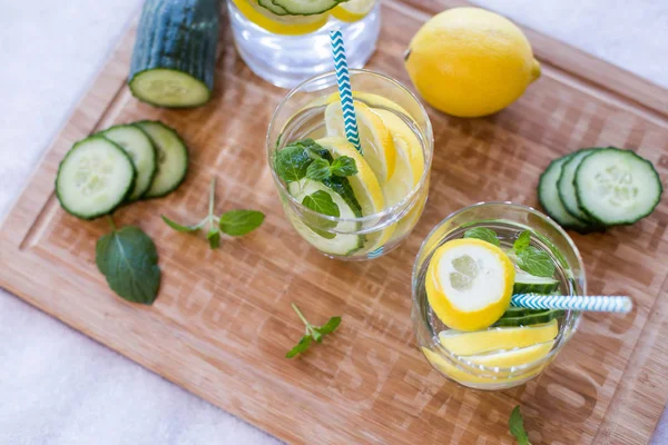 Salatalık, limon ve nane ile infüzyon su