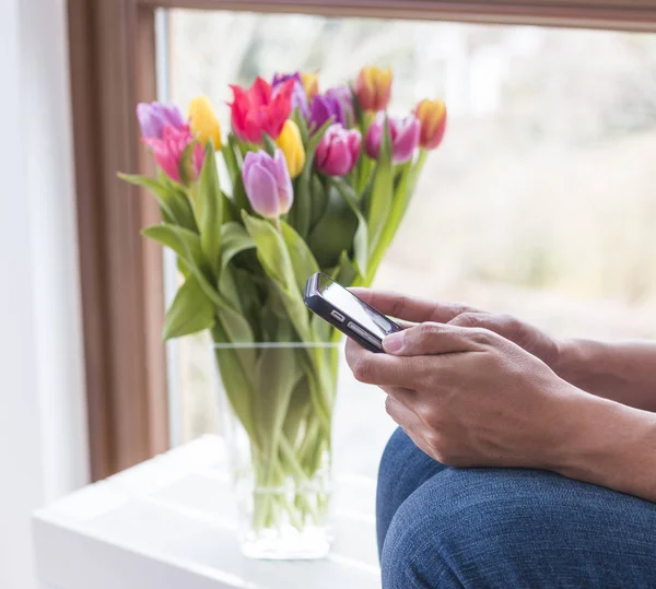 Cep telefonunda yazarak eller