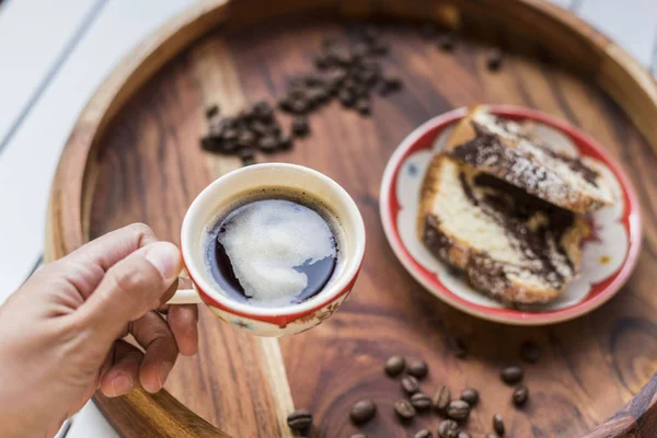 Taze espresso kahve tutan el