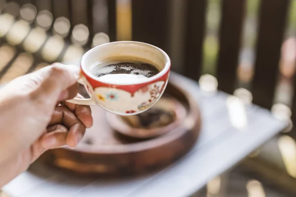 Taze espresso kahve tutan el