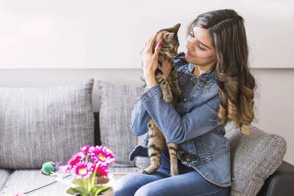 Kadın portre ile onu kedi