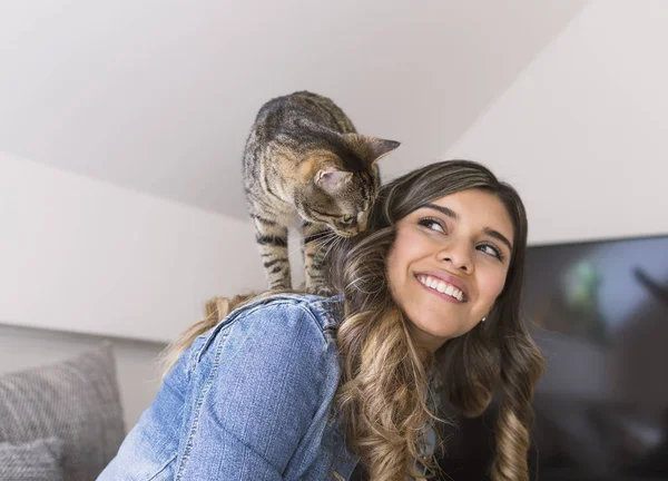 Mutlu kadın onu kedi ile oynarken