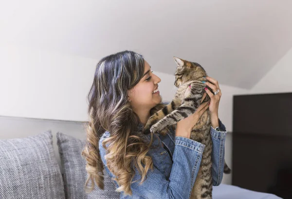 Kadın portre ile onu kedi