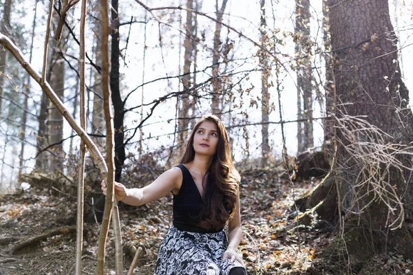 Porträtt av vacker kvinna i en skog, hon tittar mot himlen — Stockfoto
