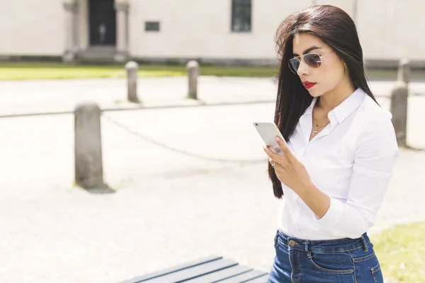 Hareket eden telefon arayan genç güzel kadın