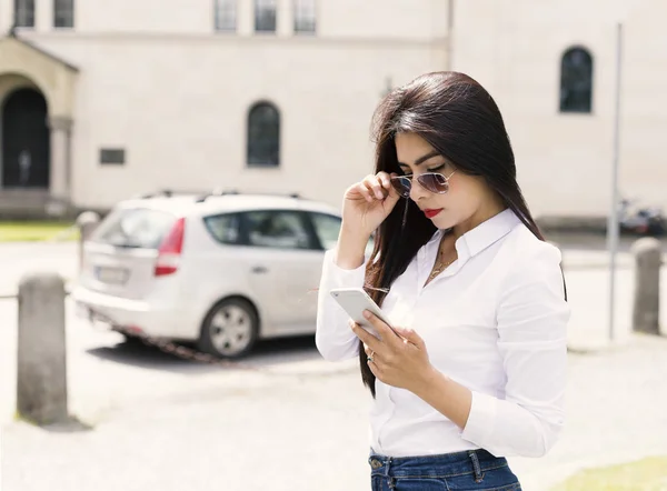 Hareket eden telefon arayan genç güzel kadın