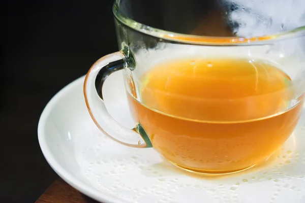 Taza de té de frutas en una mesa de madera en un café . — Foto de Stock