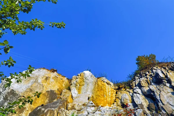 Herfst landschap van gele kalksteen rotsen op een achtergrond van heldere blauwe wolkenloze hemel. — Stockfoto