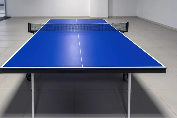 Ping pong table with net close-up. Blue ping pong table close-up. — Stock Photo, Image