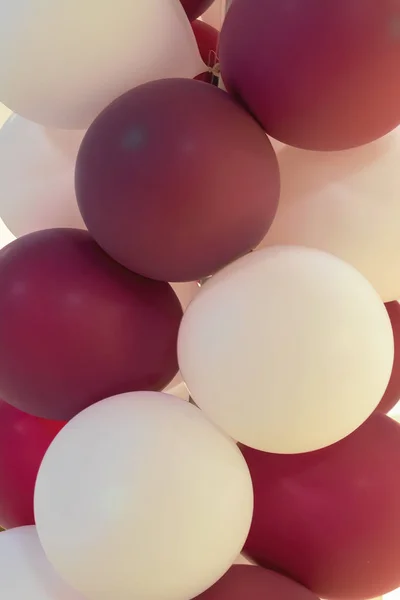 Red and white balloons close-up. A bunch of red and white balloons. Close-up shot. — Stock Photo, Image