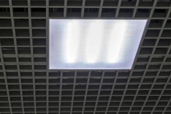 Fragmento del techo con lámpara de techo led de primer plano . — Foto de Stock