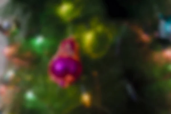 Árbol de Navidad decorado con guirnaldas, fondo borroso de primer plano. Hermoso árbol de Navidad fondo borroso . —  Fotos de Stock