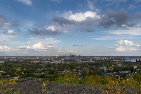 Vista Ciudad Planta Metalúrgica Desde Cima Del Paisaje Verano Montaña — Foto de Stock