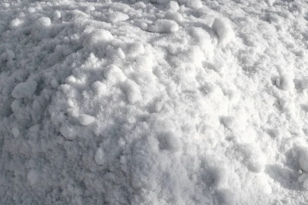 Η υφή του καθαρού λευκού χιονιού. Κοντινό πλάνο του φρέσκου καθαρού χιονιού με μπλε σκιές. — Φωτογραφία Αρχείου