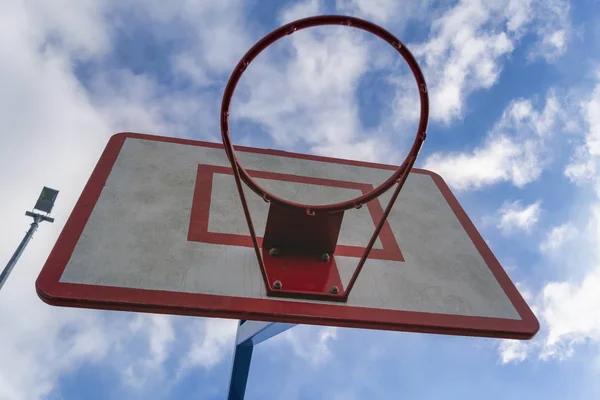 Баскетбольная корзина на фоне неба вид снизу . — стоковое фото