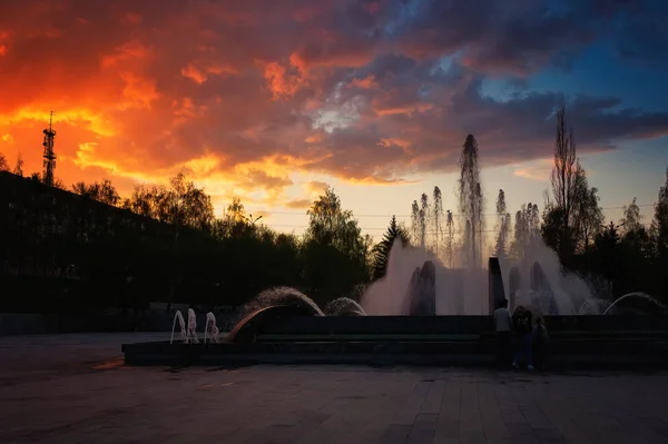 Colorful sunset in the park. Summer city landscape. — Stock Photo, Image