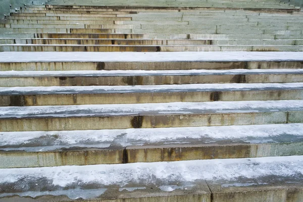 Trappen van trappen bedekt met sneeuw in een park in de winter closeup. — Stockfoto