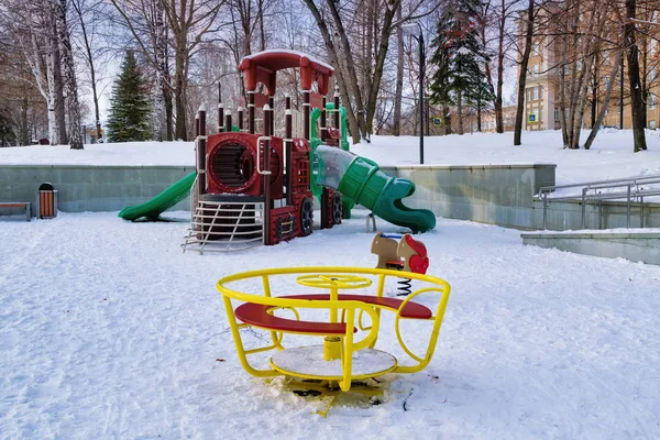 Gyermekkörhinta a parkban télen közelkép. — Stock Fotó