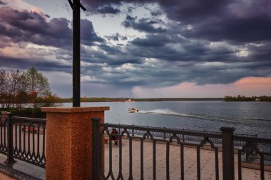 Parkta renkli bir gün batımı. Yaz şehri manzarası.