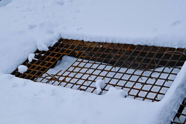 Estruturas metálicas na rua cobertas de neve. Fechar. . — Fotografia de Stock