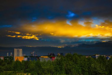 İyi akşamlar. Akşam şehir yaz manzarası Renkli bir günbatımının arkaplanına karşı.